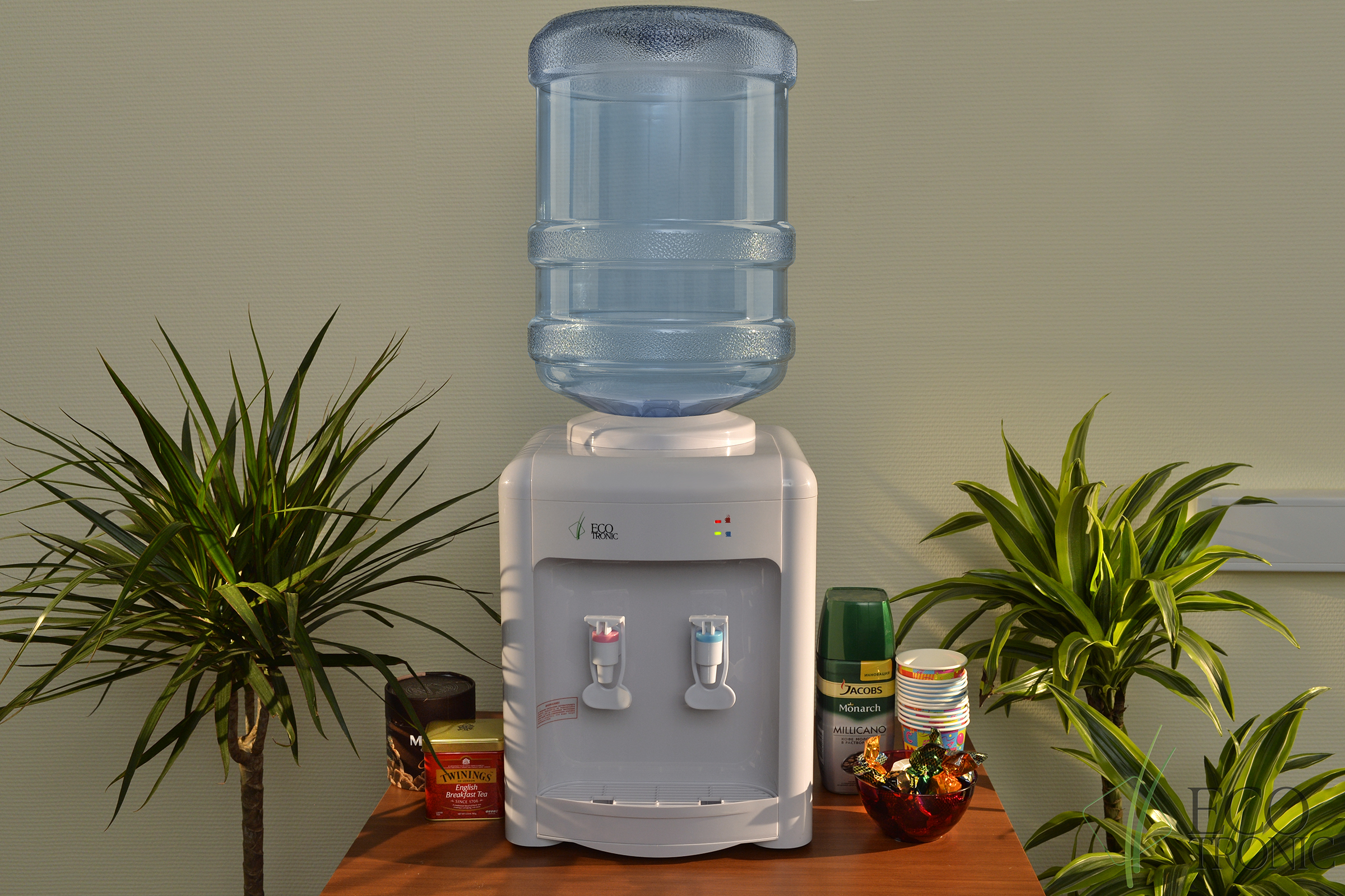 кулер для воды в интерьере кухни